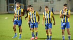 قطار البارادو يمرّ على حسين داي ويُشير بِالدخول إلى محطّة بلوزداد