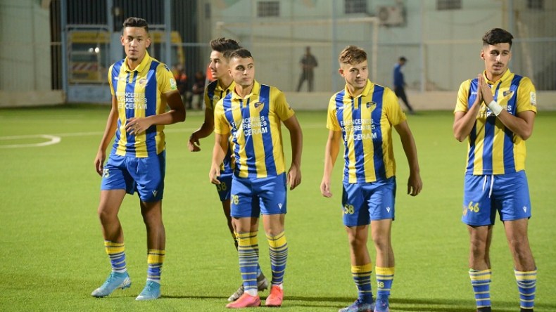 قطار البارادو يمرّ على حسين داي ويُشير بِالدخول إلى محطّة بلوزداد