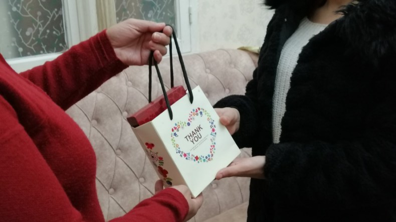 حفلات منظمة، هدايا فاخرة ورود وكعك.. برتوكول جديد لطلب الصفح