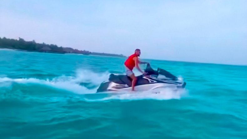 محرز.. من “جحيم” دوالا إلى “فردوس” المالديف