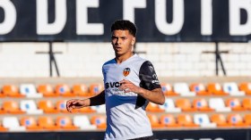 دولي جزائري فتيّ يلتحق بِسرب “الخفافيش”