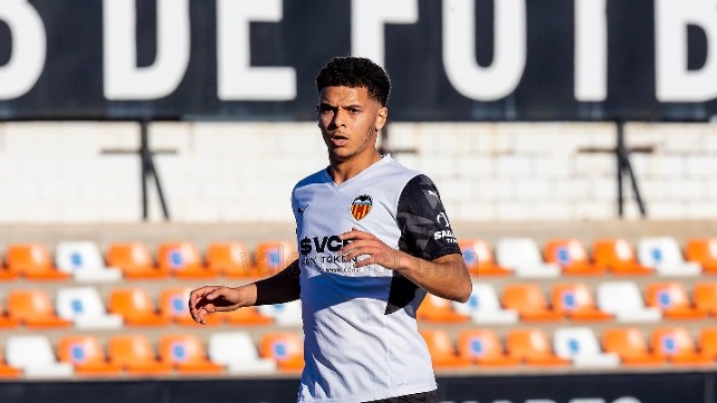 دولي جزائري فتيّ يلتحق بِسرب “الخفافيش”