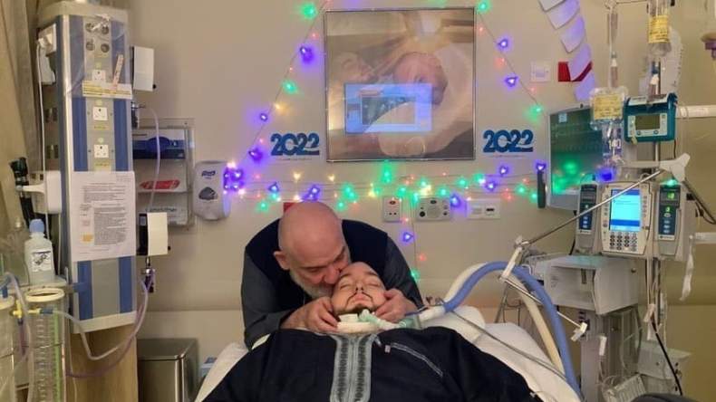 الأمير النائم.. صور جديدة مع والده من غرفته بالمستشفى احتفالا بالعالم الجديد