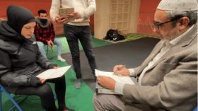 بالفيديو.. شابة ألمانية تشهر إسلامها بأحد مساجد برلين