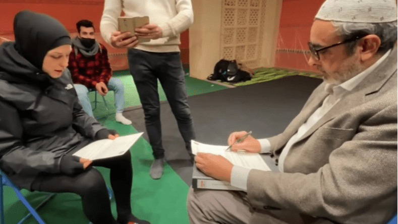 بالفيديو.. شابة ألمانية تشهر إسلامها بأحد مساجد برلين