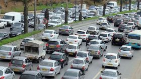 مسؤول بوزارة النقل يكشف عن الحلول المقترحة لأزمة الاختناق المروري