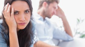 سؤال يشغل الزوجات.. لماذا يصبح الزوج “شحيحا” في مشاعره؟!