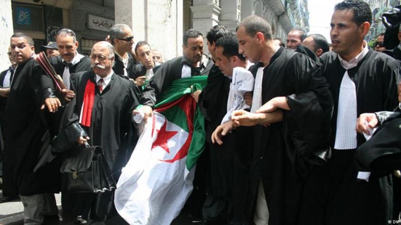 المحامون يقررون تعليق مقاطعة العمل القضائي