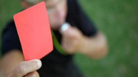 من أول بطاقة حمراء.. لاعب يقع في حب “حكمة” المباراة!