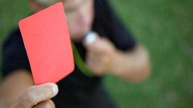 من أول بطاقة حمراء.. لاعب يقع في حب “حكمة” المباراة!