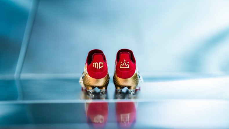 ضجة بشأن حذاء محمد صلاح الذهبي في أمم إفريقيا.. هذا سعره وسر الرقم 69! 