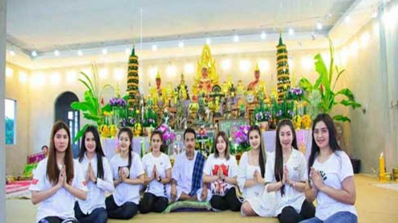 بالفيديو.. رجل تايلندي يجمع بين 8 نساء في منزل واحد!