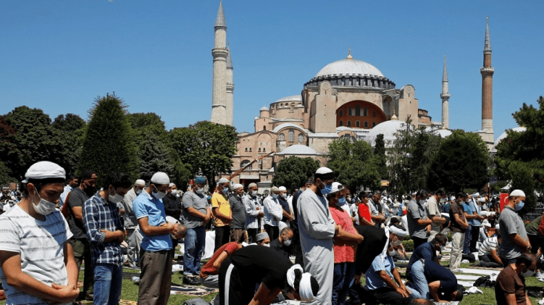 صلاة فجر مليونية في تركيا تزامنا مع أول أيام العام الجديد