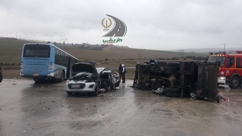 قسنطينة: وفاة 3 أشخاص وإصابة 9 في اصطدام حافلة للطلبة بشاحنة