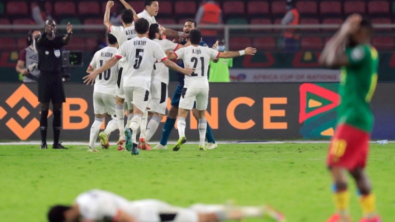 الفراعنة يروضون “الأسود غير المروضة” ويقدمون خدمة لـ”الخضر”