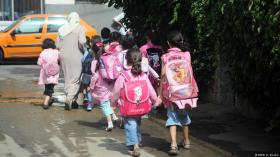 تلميذة من سطيف تشتكي من ثقل المحفظة بطريقة طريفة!