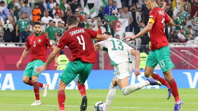 “الفيفا” يغرم المغرب بسبب هتافات عنصرية في مباراة الجزائر