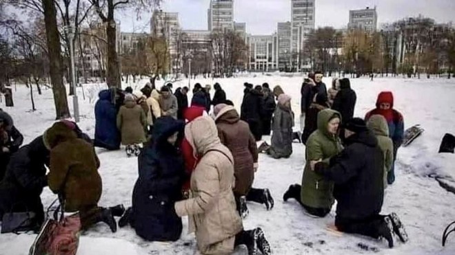 صورة لاوكرانيين يصلون على الثلج خوفا من الغزو الروسي تحدث جدلا