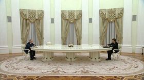 الكشف عن أسباب جلوس ماكرون بعيدا عن بوتين على طاولة المحادثات