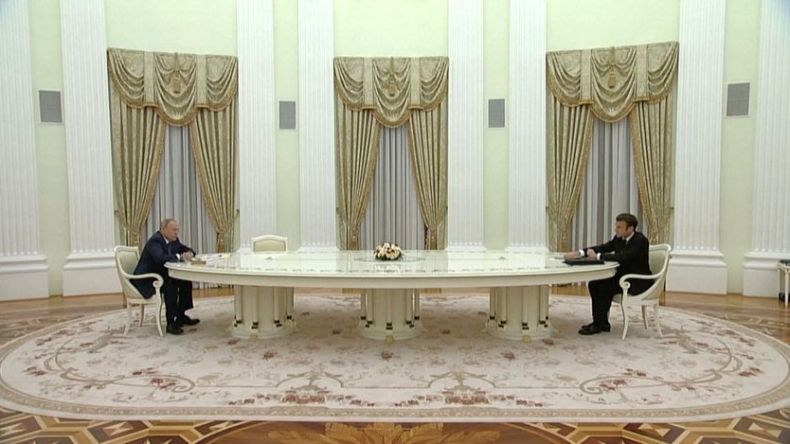 الكشف عن أسباب جلوس ماكرون بعيدا عن بوتين على طاولة المحادثات