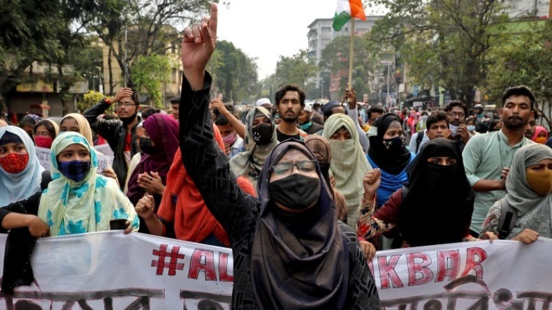 بعد احتجاجات قوية.. السماح للطالبات المسلمات في الهند بارتداء الحجاب 