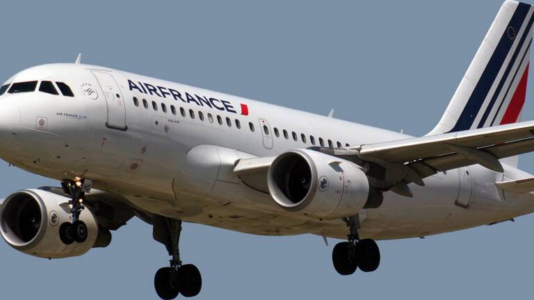 Soupçonné de radicalisation, un pilote Algérien d’Air France conteste sa suspension