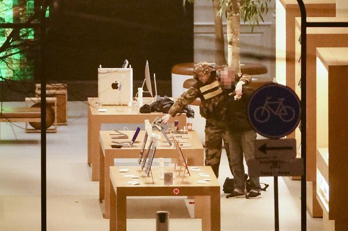 Prise d’otage dans un Apple Store a Amsterdam – vidéos