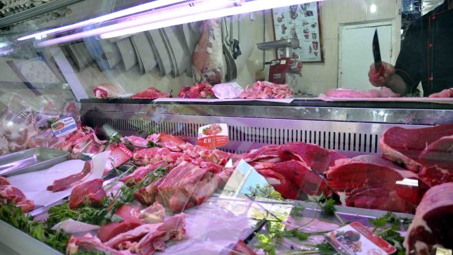 بيع وتوزيع اللحوم.. عقود تجارية بين مجمع الصناعات الغذائية ومؤسسات مصغرة