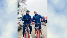 بلايلي يبدأ رحلته على متن دراجة وقميصه يشعل متجر براست