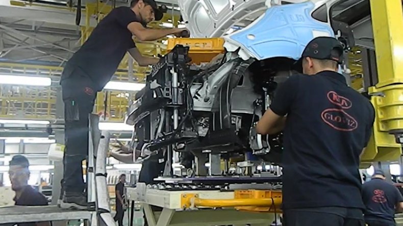 عمال مصنع “كيا” يستنجدون بوسيط الجمهورية