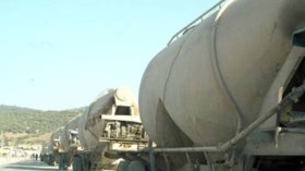 إضراب شاحنات النقل يهدد صادرات الإسمنت ومشاريع البناء