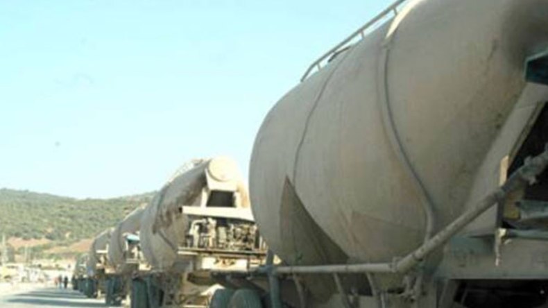 إضراب شاحنات النقل يهدد صادرات الإسمنت ومشاريع البناء