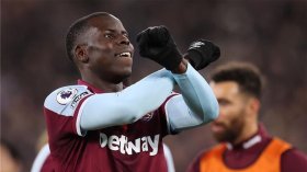 مدافع وست هام مهدد بالمحاكمة بسبب تعذيب قطته (فيديو)