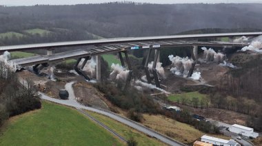VIDEO: démolition spectaculaire d’un pont de 70 mètres de hauteur en Allemagne
