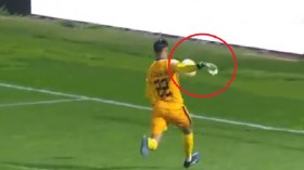 حارس مغربي يسجل في مرماه بطريقة غريبة (فيديو)