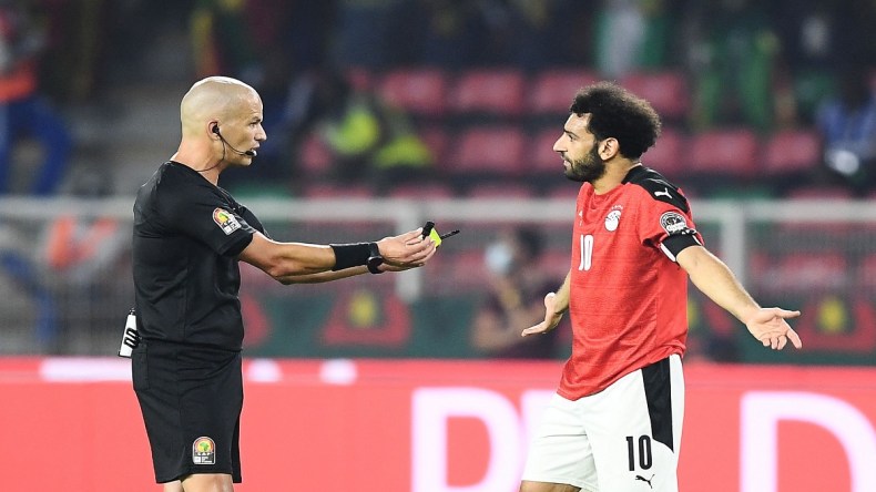 الحادثة الطريفة لصلاح والحكم غوميز تخطف الأضواء في نهائي “الكان”