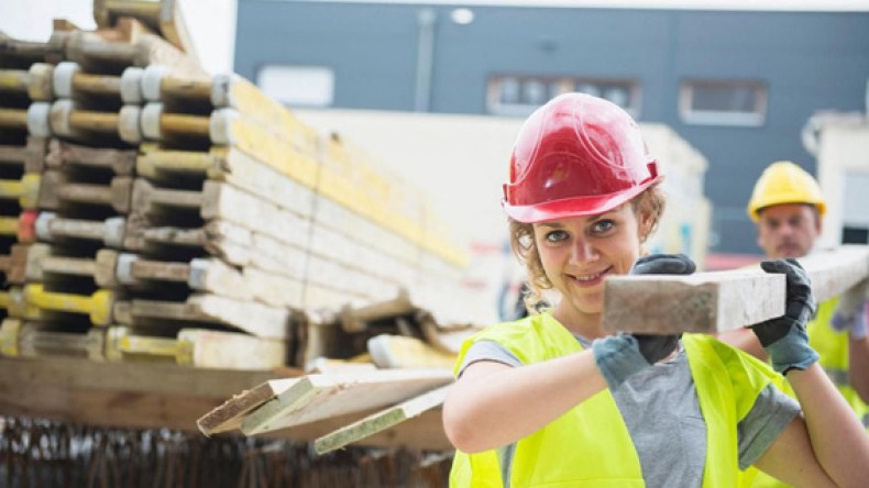 شباب يرافعون للرجولة قولا لا فعلا.. وفتيات ينافسن الرجل في الأعمال الشاقة
