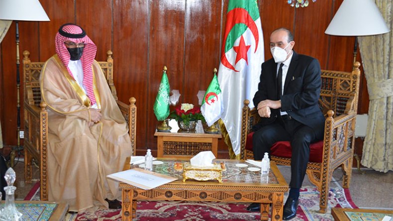 وزير الداخلية كمال بلجود يلتقي السفير السعودي بالجزائر