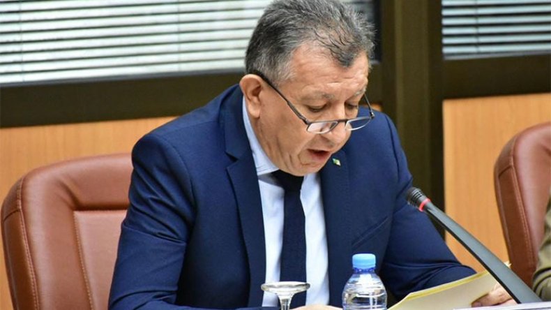 تجميد امتيازات الإطارات السامية الرافضة للتقاعد