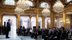 ماكرون يكرم “أنصار وقف الحرب” في الجزائر