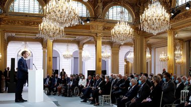 Macron Pays Tribute to “Supporters of Ending War in Algeria”