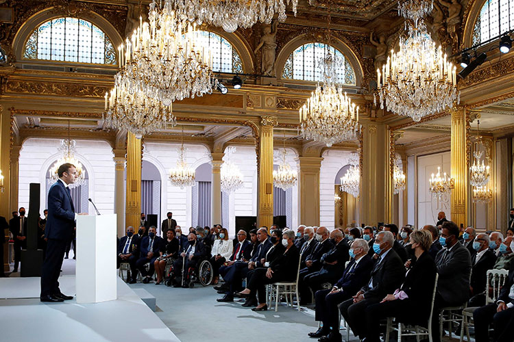 Macron Pays Tribute to “Supporters of Ending War in Algeria”