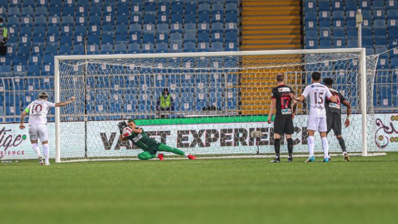 بِالفيديو: الحارس زغبة شبح أسود للأرجنتيني بانيغا