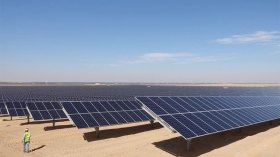 الجزائر تتخلى عن قاعدة 51/49 لإنتاج المحطات الشمسية