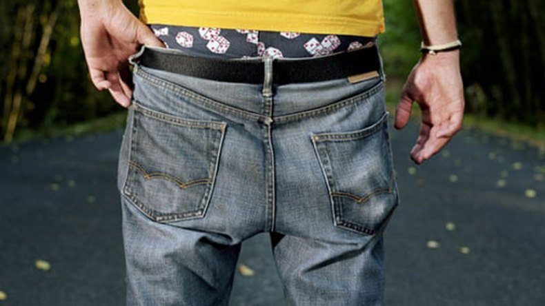 “السراويل الهابطة” تغزو الشوارع والمؤسسات التربوية