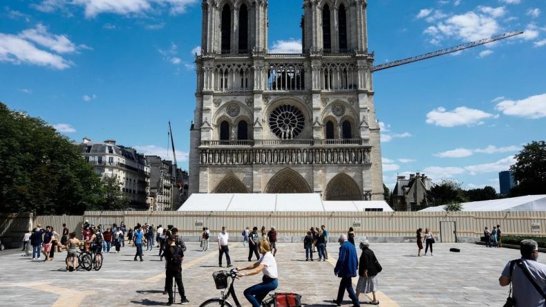 الكمامة لم تعد إلزامية في الساحات العامة بفرنسا 