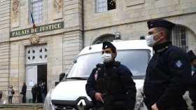 باريس.. الشرطة تطلق النار على رجل يحمل سكينا (فيديو)