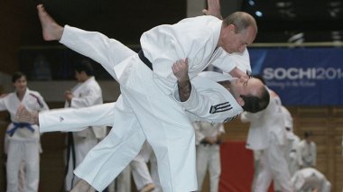 Poutine suspendu de son titre d’ambassadeur du judo