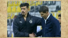 بِالفيديو: بونجاح يعتذر إلى مدربه الإسباني