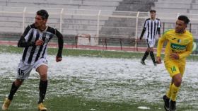 مباراة في ملعب سطيف بِبساط غطّته الثلوج